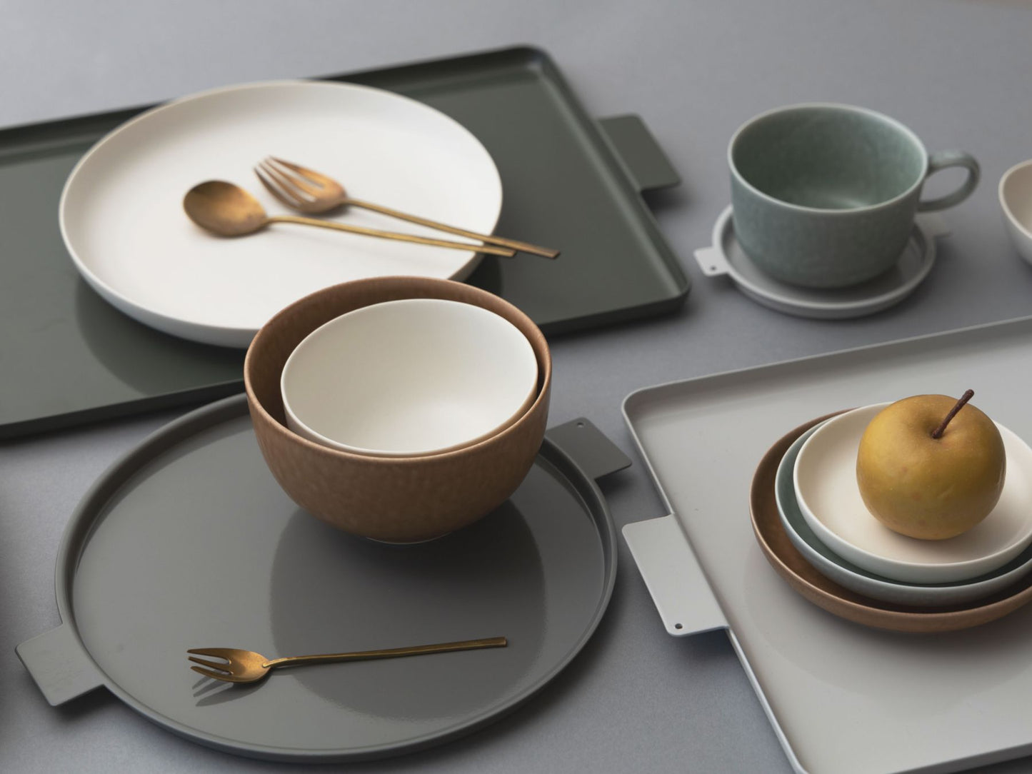 yumiko iihoshi porcelain／‘Colored’ aluminum tray round